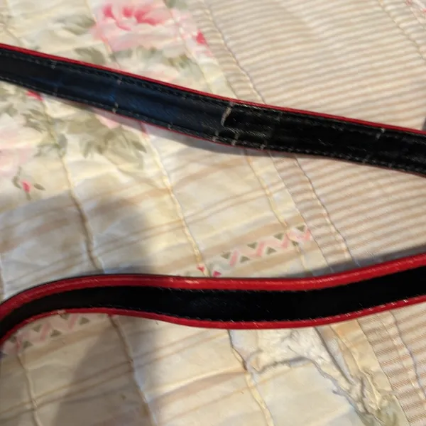 Gucci vintage crossbody bag black with red trim. Beautiful inside has wear shown - Image 7