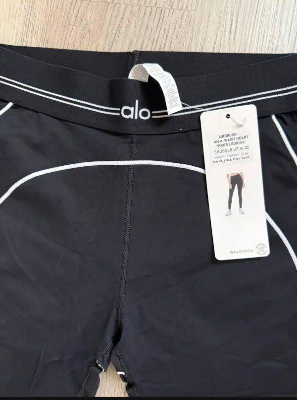 Alo Yoga Airbrush Hearthrob Leggings and Sports Bra Set Size Large - Image 5