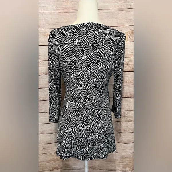 Karen Kane Black & White V Side top size medium - Image 4