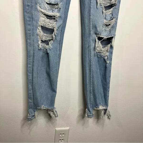 American Eagle destroyed mom jeans light wash‎ women’s size 4 long trendy casual - Image 3