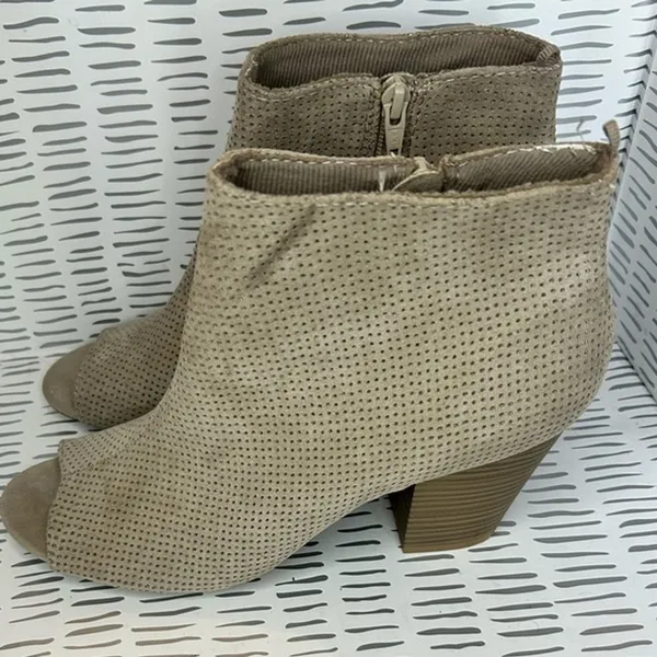 Old Navy Womens 9 Taupe Perforated Peep Toe Ankle Bootie Stacked Block Heel‎ - Image 2
