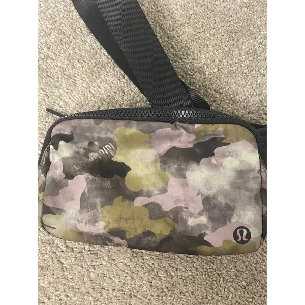 Lululemon Everywhere Belt Bag Heritage Camo Wash 1L Crossbody Discontinued Color - Image 4