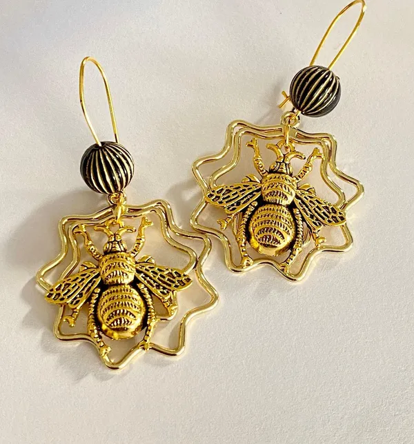 Handmade antique gold tone bee dangle earrings 🐝🖤 - Image 2