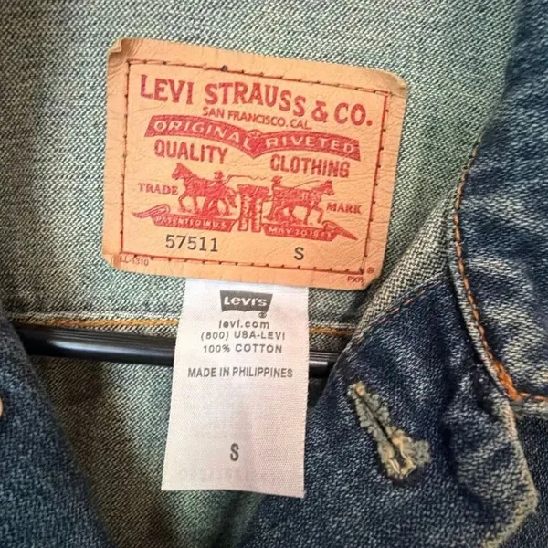 Levi’s Women’s Denim Trucker Jean Jacket Size Small Medium Wash 100% Cotton #110 - Image 2
