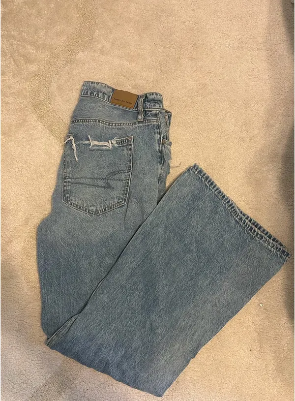 American Eagle Low-Rise Baggy Flare Jeans - Image 4