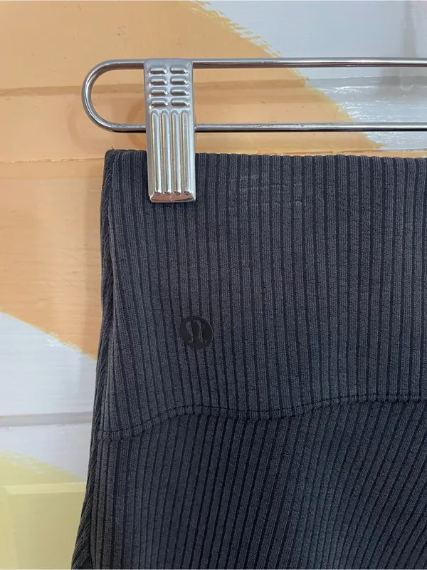 Lululemon Ribbed Softstreme Flare Leg Pants in Black Sz 4 🧡🎀 - Image 10