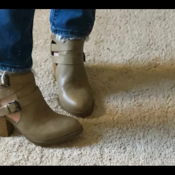 Niki Womens Taupe Cutout Ankle Booties Stacked Heel‎ Buckle Detail Size 6.5 - Image 3