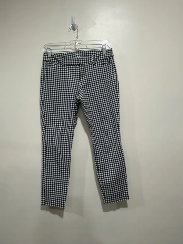 Old Navy Pixie Gingham Ankle Pants Women’s Size Petite 2 In good condition * Slim, tailored silhouette with a flattering mid-rise fit * Soft stretch cotton blend for all-day comfort * Zip fly with hook-and-bar and button closure * Belt loops * Functional front slash pockets * Faux welt back pockets * Cropped ankle length * Perfect for the office, business casual, workwear, brunch, or everyday wear * Fabric: 95% Cotton, 5% Spandex - Image 2