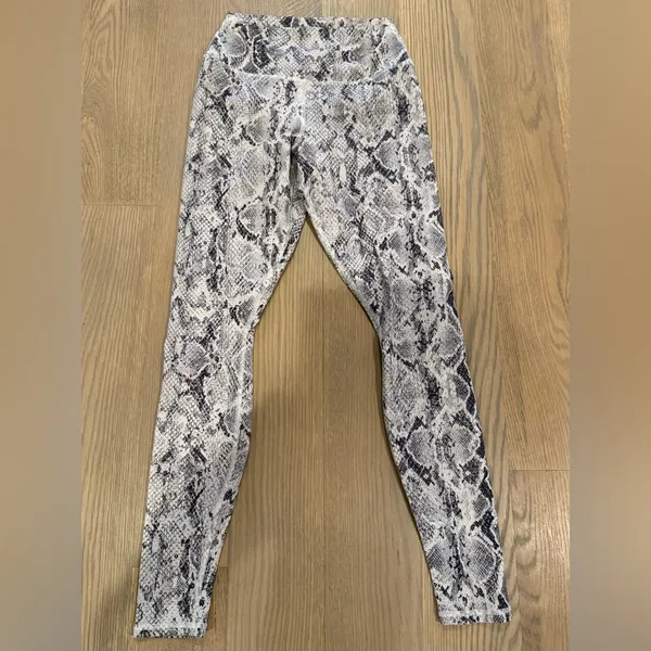 ALO Yoga Cream and Black Snakeskin Leggings - Image 2
