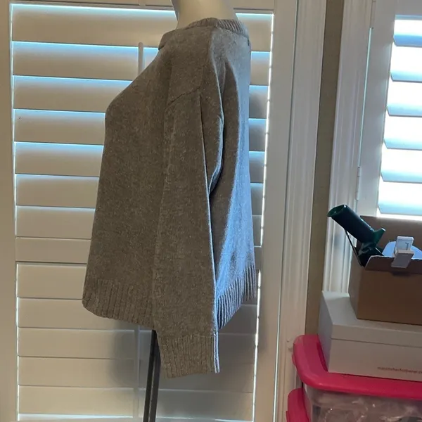 Elegant Gray Women's Crew Neck Sweater - Image 4