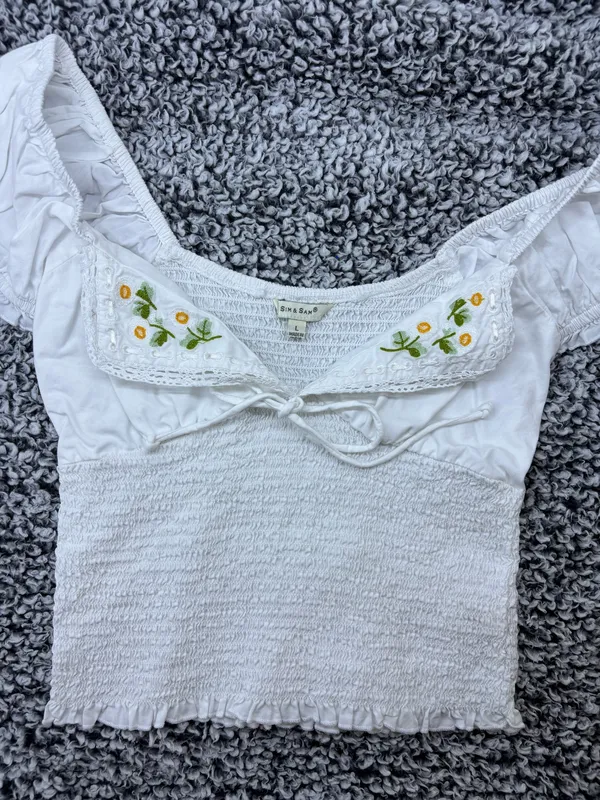 White Floral Embroidered Babydoll Split Collar Smocked Milkmaid Top Size L Boho Floral Prairie - Image 2