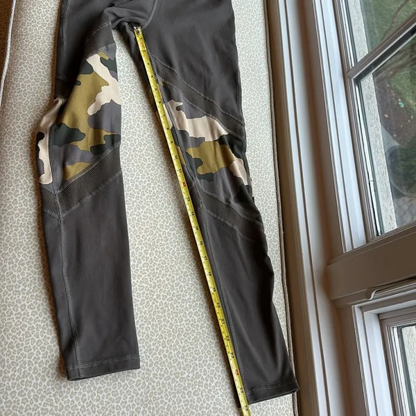 Offline by Aerie The Hugger Legging Hi-Rise size S army green with camo accents - Image 5