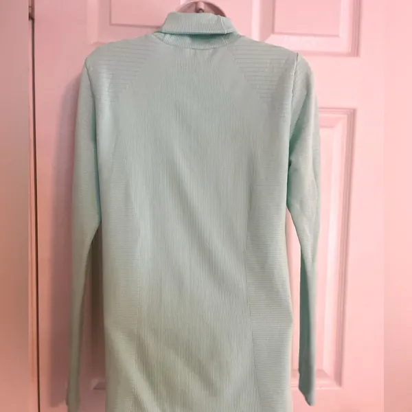 NWOT Athleta Textured Mint‎ Green Turtle Neck Size Medium - Image 2