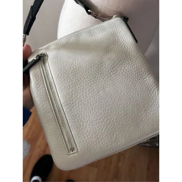 Coach leather white crossbody bag authentic with adjustable black strap - Image 4
