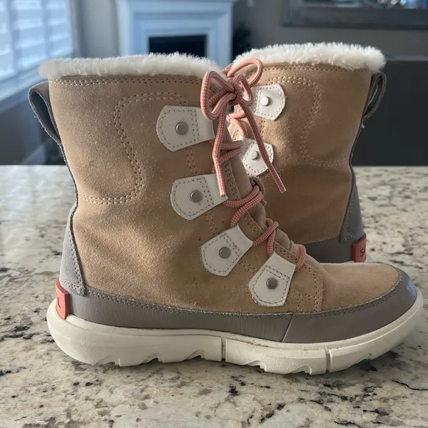 Sorel Tan and White Winter Boots - Image 9