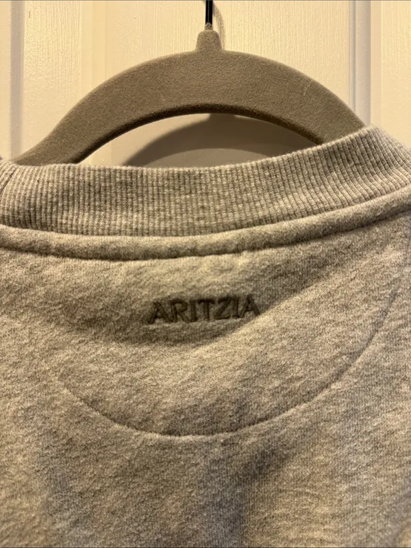 Aritzia Women's Light Grey Crewneck Sweatshirt - Image 3