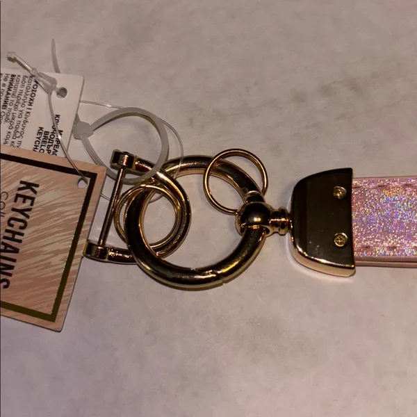 Source Unknown Pink Glittery Key Chain with Gold Buckle - Image 6
