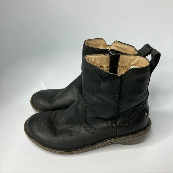 UGG Neevah short boot‎ black leather Shearling lined size 7 - Image 6