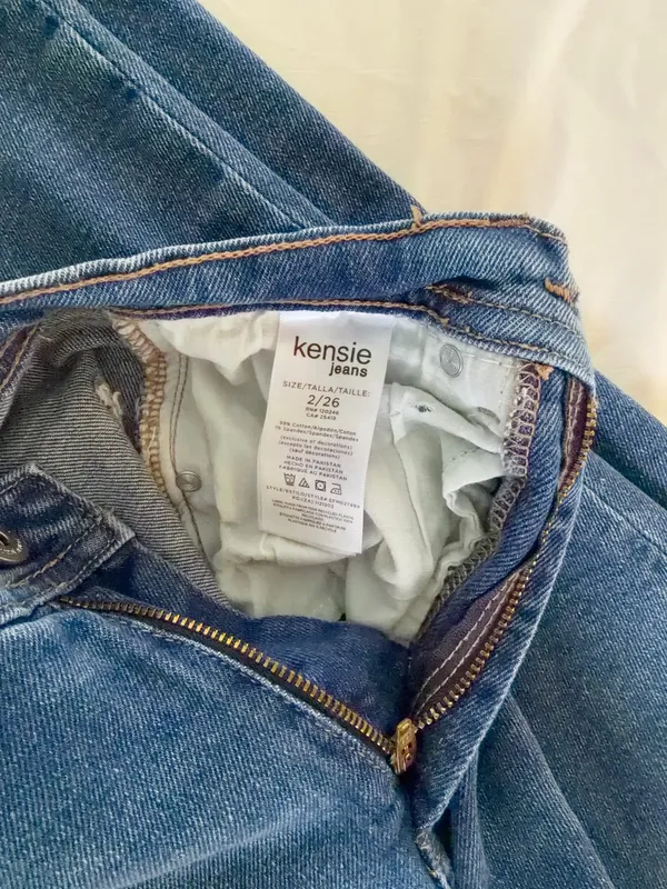 Kensie mid rise blue denim jeans with raw hem. Size: 2 #denim #highwaisted #rawhem - Image 5