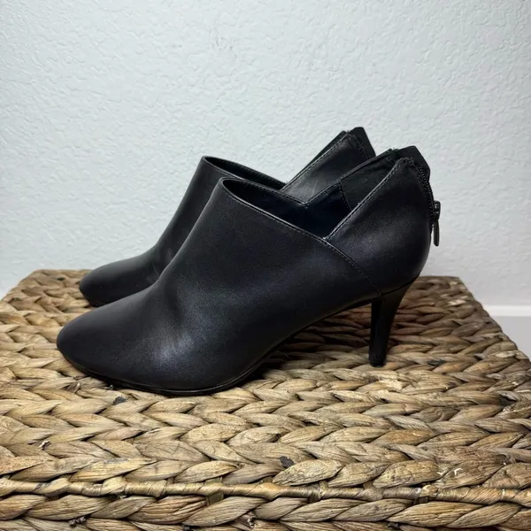 Bandolino Sleek Black Heeled Boots - Image 2