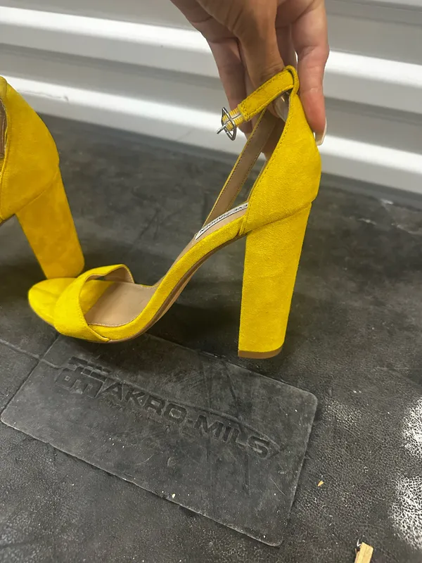 Heels Yellow Size 7.5 - Image 4