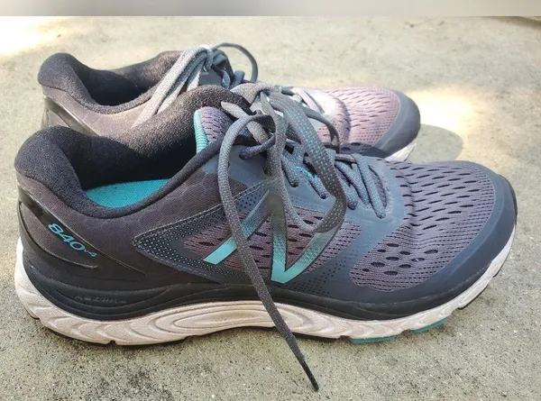 New Balance 840 V4 Women's Running Shoe Size 8 Gray And Teal Good Condition - Image 2