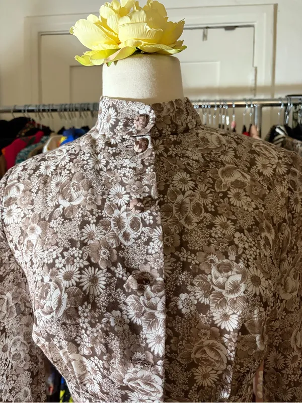 Vintage-Inspired Brown Floral Long Sleeve Dress - Image 3