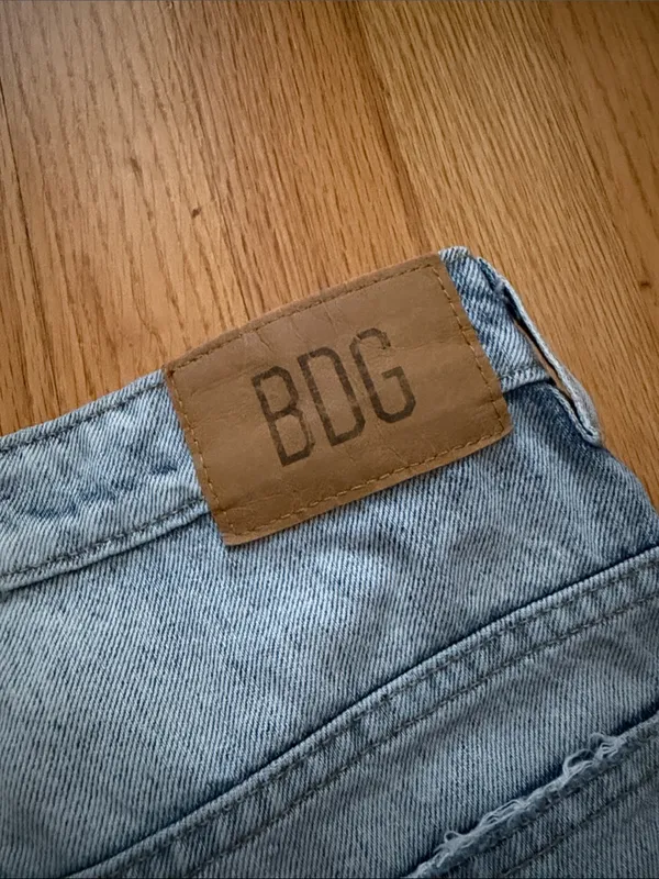 BDG Women's Faded Light Blue Tapered Baggy Jeans Size 27 - Image 3