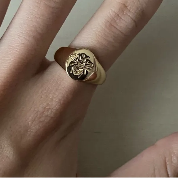 Madewell NWOT  gold chunky bee ring - Image 2