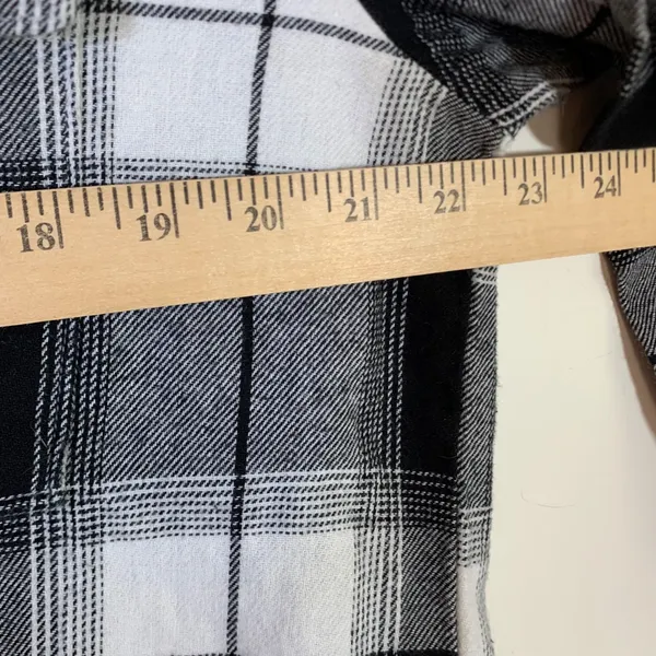 Old Navy The Boyfriend Shirt Womens M Black White Buffalo Plaid Flannel Tunic - Image 6