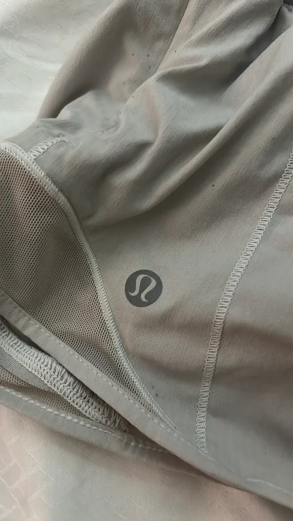 Lululemon White Hotty Hot 2.5" Shorts Low-Rise - Image 4