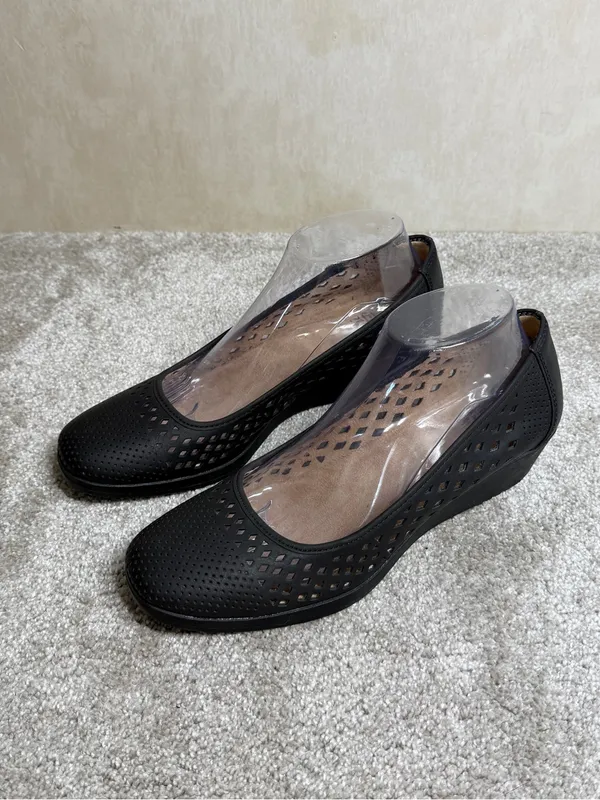 Naturalizer Women’s Brina Laser-Cut Wedges Pump Shoes in Black 9M - Image 3