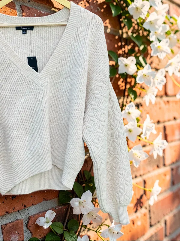 Lulus Cream Cable-Knit Sleeve V-Neck Sweater Size Medium NWT - Image 4