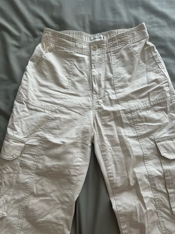 Abercrombie Women's Cream Relaxed Cargo Pants - Image 6