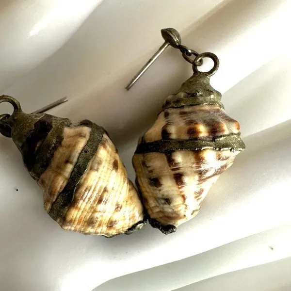 Silver tone shell drop earrings - Image 6