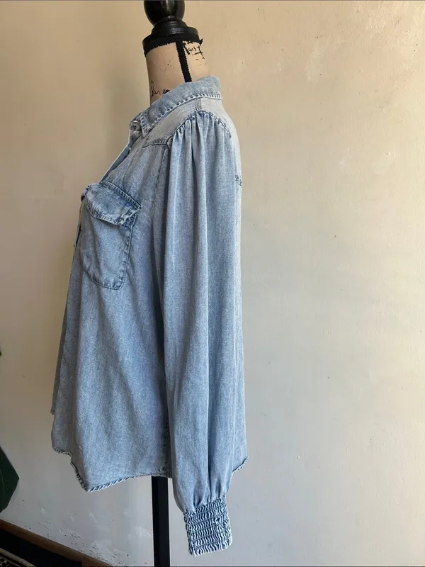 Jane + Delancey Chambray Snap Close Top Size Medium - Image 7