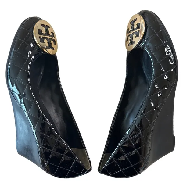Tory Burch Quinn Quilted Patent Wedge Pumps‎ Black Gold Logo Size 8.5 - Image 7