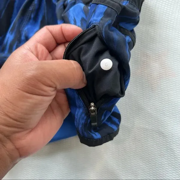 Lululemon Tracker nightsky 4” Shorts 6 blue black - Image 5