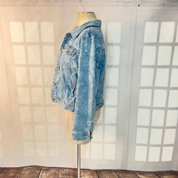 Mudd light blue denim jacket with soft white floral print size xl - Image 6