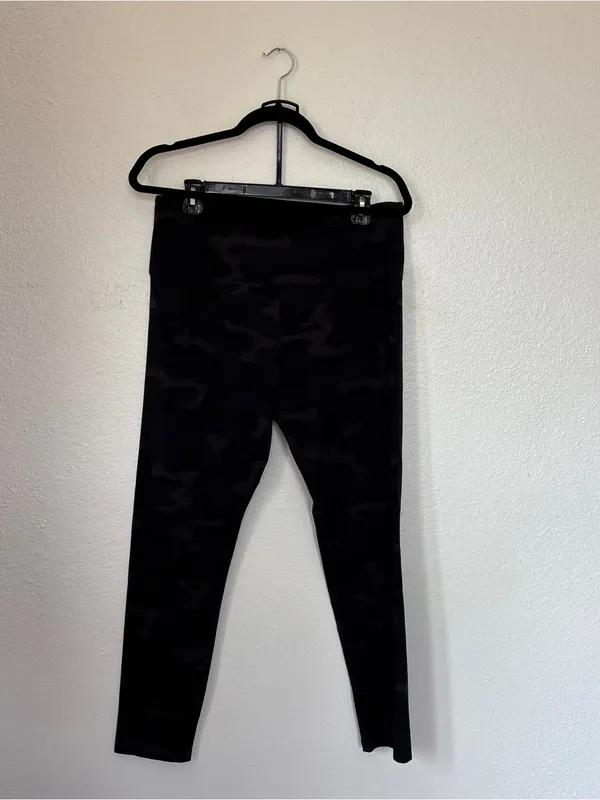 Natural Reflections Black & Grey Camo Leggings - Image 2