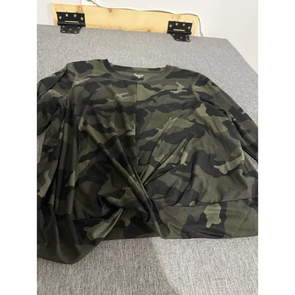 Old Navy Shirt Women's Active Breathe On Green Camo Twist Long Sleeve Top Sz XL - Image 2