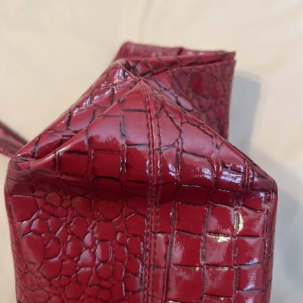Axiz red and black faux alligator tote bag clean inside and out one flaw EUC - Image 4