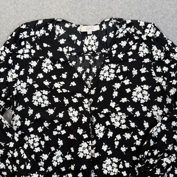 Ann Taylor LOFT Women's Large Black & White Floral Print V-Neck Button Front Blouse Top - Image 4