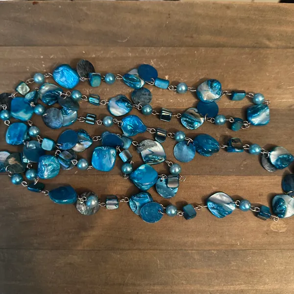 Avenue blue dyed mother of pearl shell necklace - Image 2