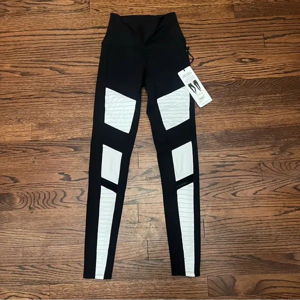Black and White Alo Leggings - Image 5