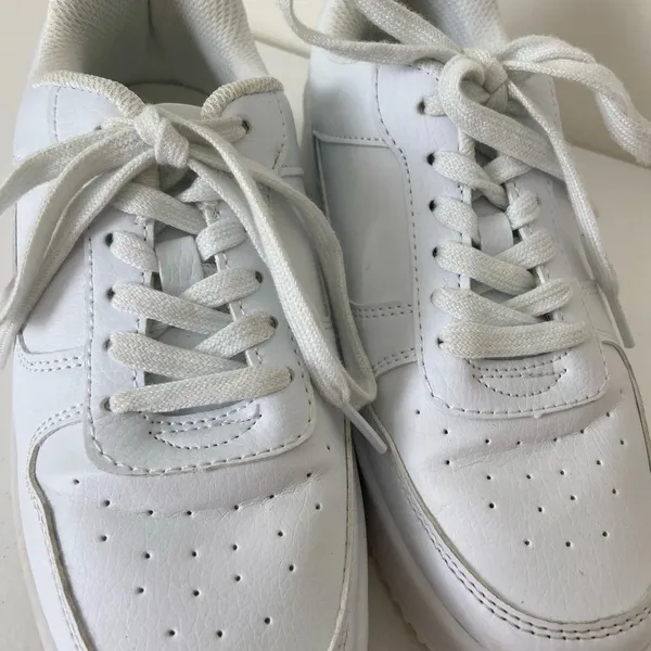 No Boundaries‎ women’s white fashion sneakers — size 6.5 - Image 6