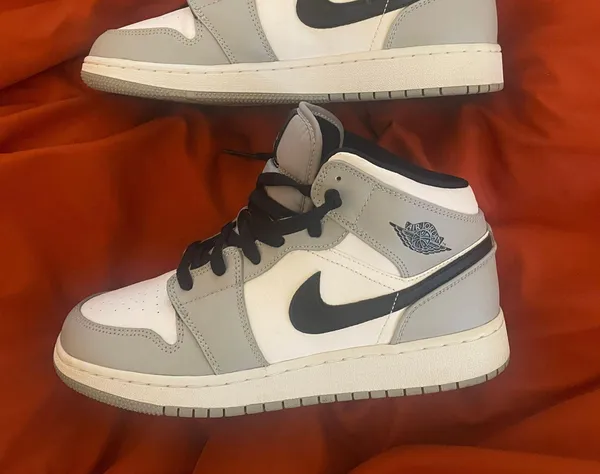 Air Jordan 1 Mid Smoke Gray - Image 6