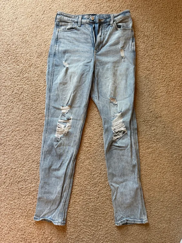 Hollister Ultra High-Rise Mom Jeans - Image 4