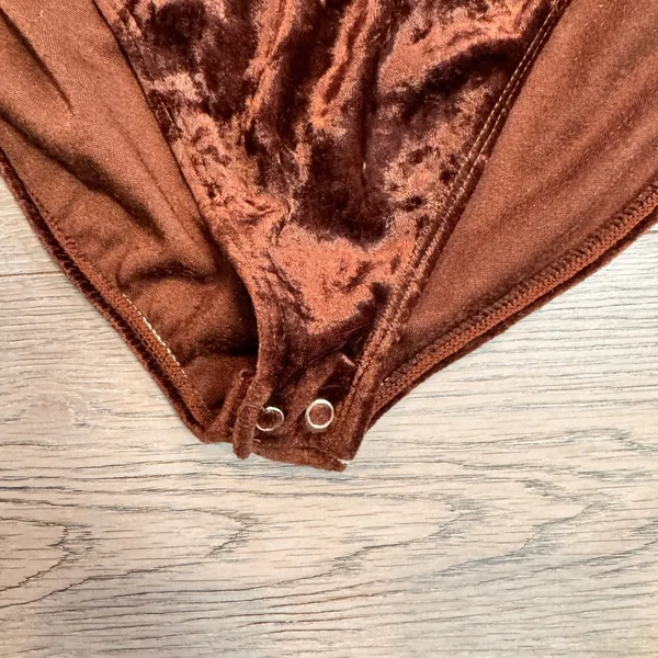 Vintage Croquet Club Velvet Bodysuit Brown Cold Shoulder Medium M‎ Mock Neck Top - Image 4
