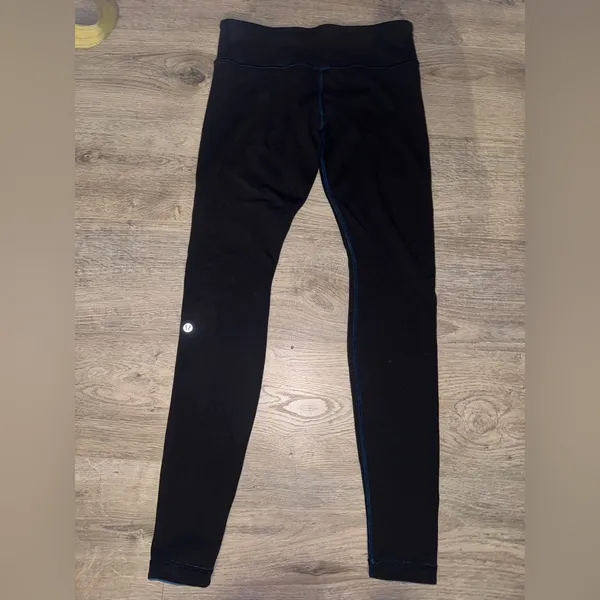 Lululemon RARE Reversible Full length Leggings blue/Black Size 8 - Image 4